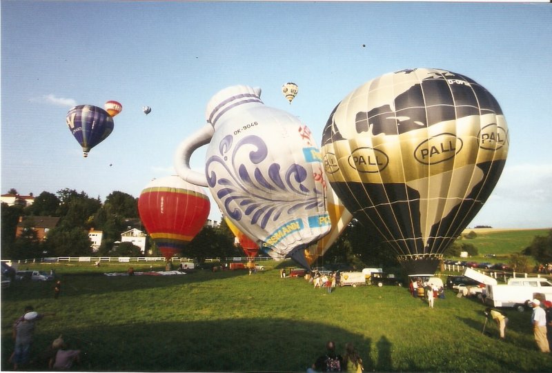 Juni 2002: Hessentag in Idstein. Einer der Programmpunkte war ein Massenstart von Heissluftballons. Mit dabei ein Sonderbauart - ein Frankfurter ppelweinbembel