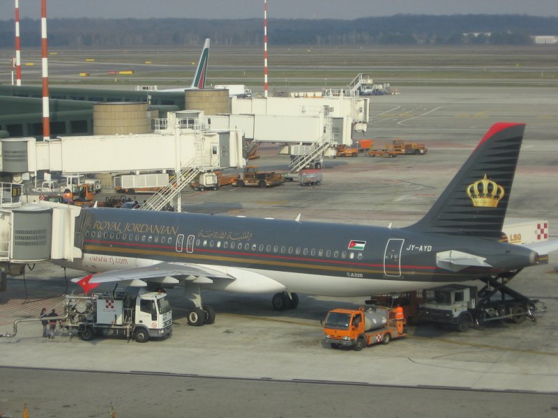 JY-AYD, ein A320-200 der Royal Jordanien wird am Flughafen Mailand-Malpensa abgefertigt, um spter zurck nach Damaskus zu fliegen. Aufgenommen am 29.03.07