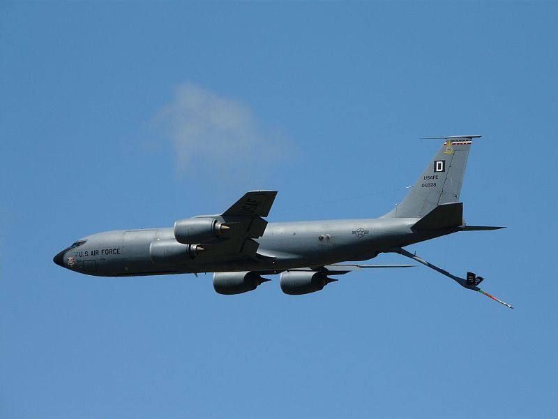 Mit ausgefahrenem Tankausleger zieht diese KC-135 �ber den Himmel. Das