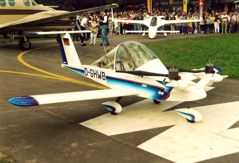 Kleinstes zweimotoriges Flugzeug der Welt auf dem Flugplatz Winzeln