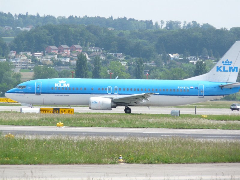 KLM Boeing 737-406 auf dem Weg zum Start (21.5.2009). 