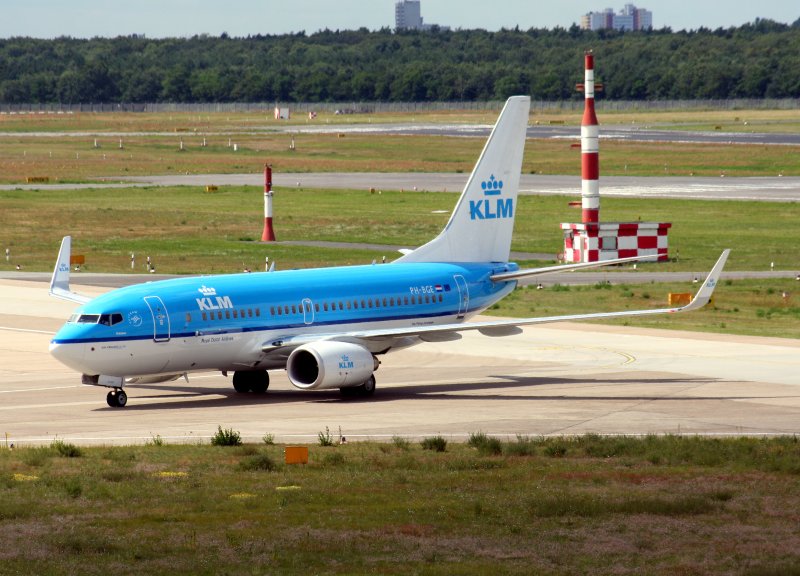 KLM B 737-7K2(WL)PH-BGE bei der Ankunft auf dem Flughafen Berlin-Tegel am 26.07.2009