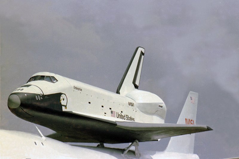 1981 K�ln-Wahn
Das Space-Shuttle, Enterprise, huckepack auf einer Boeing 747
w�hrend einer