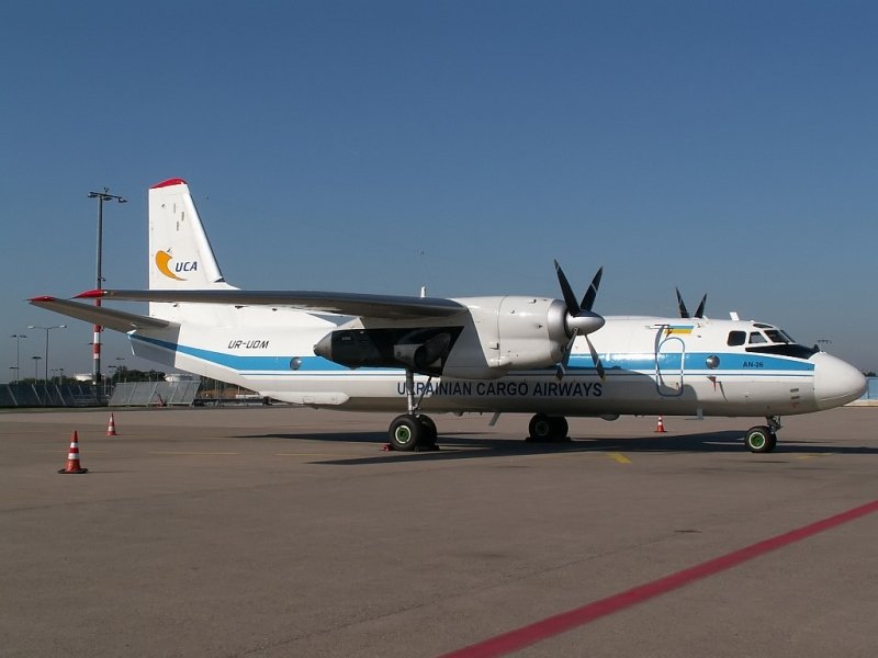 Diese Antonov AN26 der Ukrainian Cargo Airways (UR-UDM) steht in