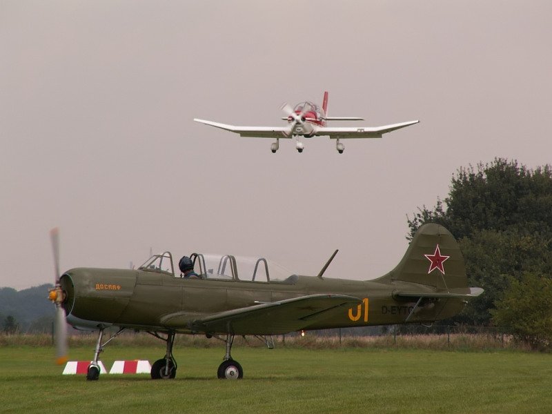 Die YAK 18 wartet auf die Landung der Robin 400.