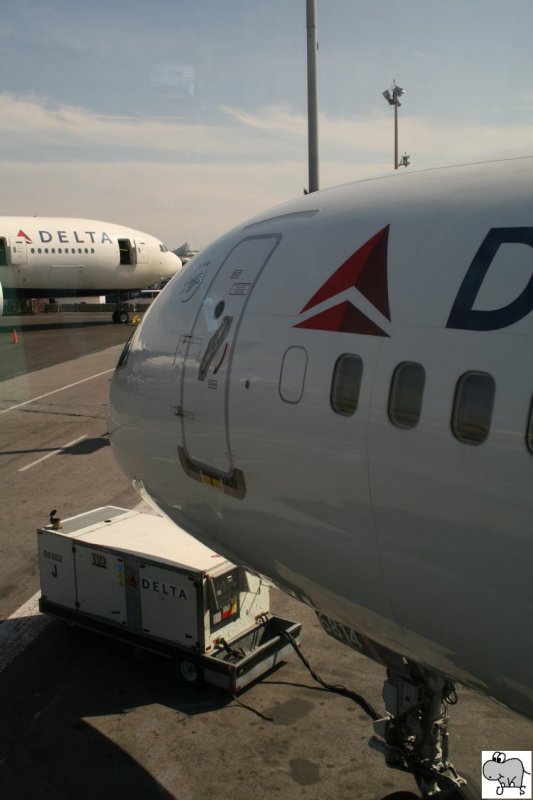 Kurz nach der Ankunft in New York am John F. Kennedy Airport fotografierte ich diese beiden Delta Maschinen beim aussteigen aus der vorderen Boeing 767. Aufgenommen am 17. September 2008.
