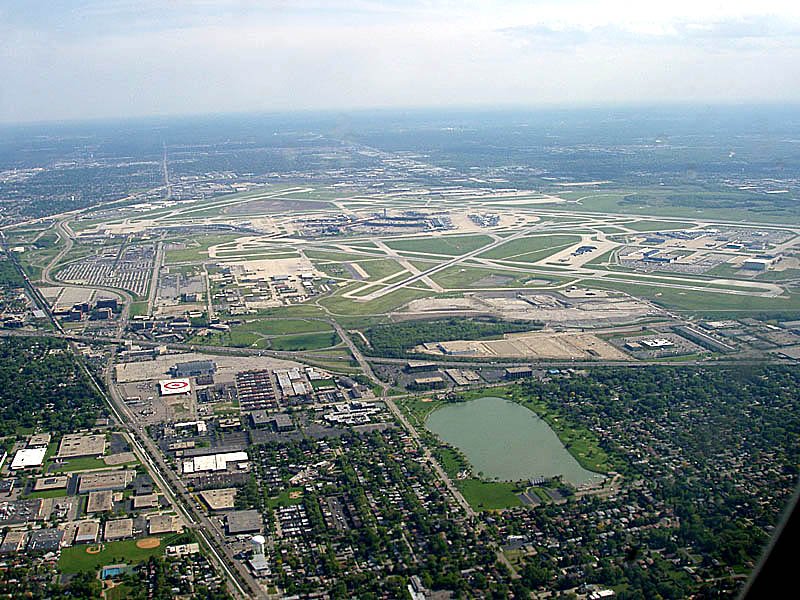 Kurz nach dem Start in Chicago O'Hare. Dessen Flugpisten und Gebude sind einigermassen gut sichtbar, 24. Mai 2003