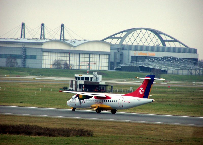 Lakierhalle der Lufhansa Technik auf dem Airport Hamburg.
Auf den Weg zum Terminal Danish Air Transport. Arospatiale ATR-42