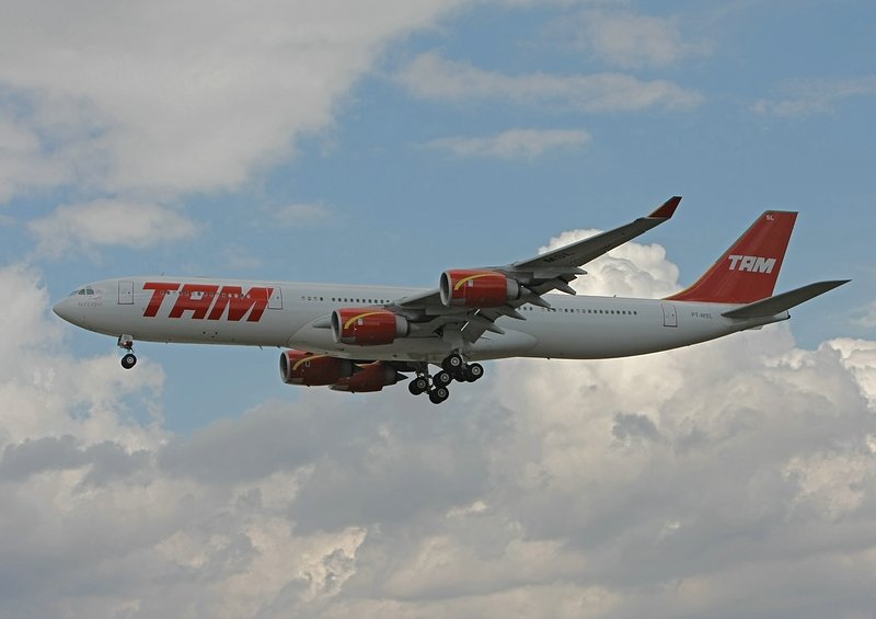 Landeanflug A340 TAM in Frankfurt.

