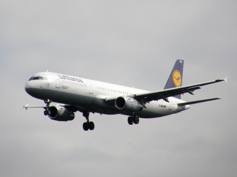 Landeanflug eines Airbus A321 der Lufthansa auf Frankfurt am Main am 16.07.2008.