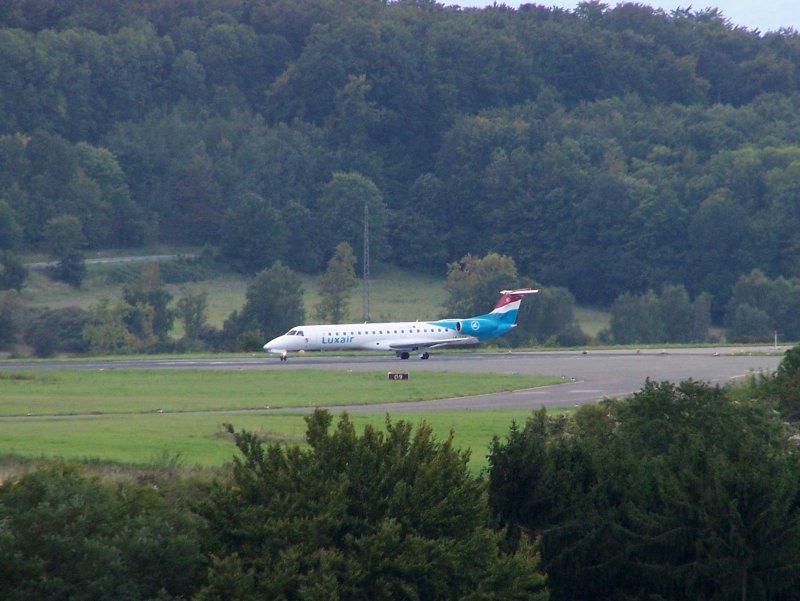 LG-LGX der Luxair (Typ Embraer 145) macht sich auf der Start-/Landebahn 09 des Saarbrcker Flughafens auf den Weg zu einem Saarlandrundflug anlsslich des 80. Geburtstags des Flughafens (21.09.2008).