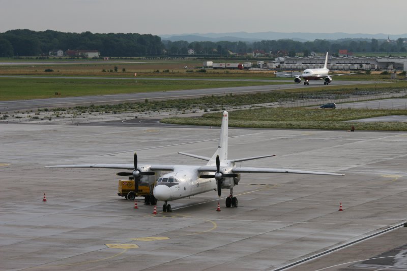 Auch diese (Hungarian City Liner?) Antonov 26b musste wegen des