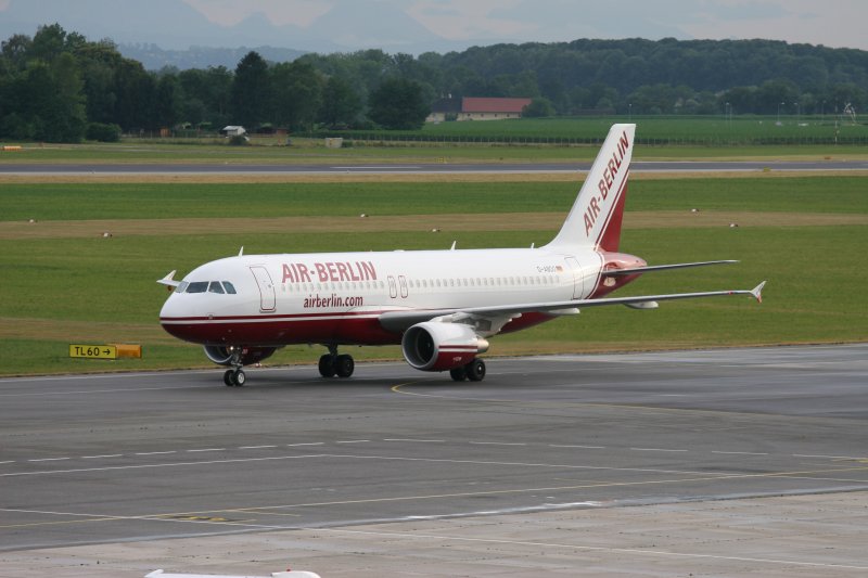 A320 (D-ABDO) der Air Berlin ist ebenfalls ausserplanm��ig am 21.