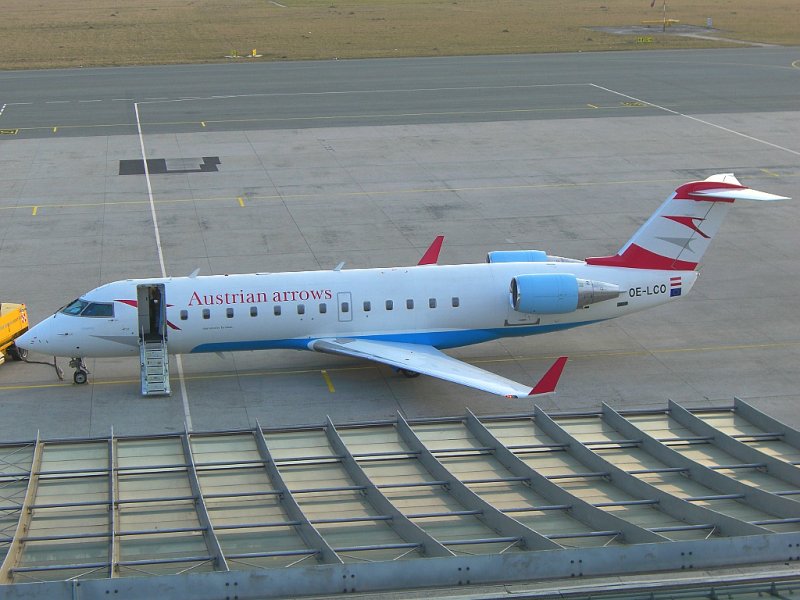Bombardier CRJ 200 der Austrian arrows (OE-LCO, G�teborg). 