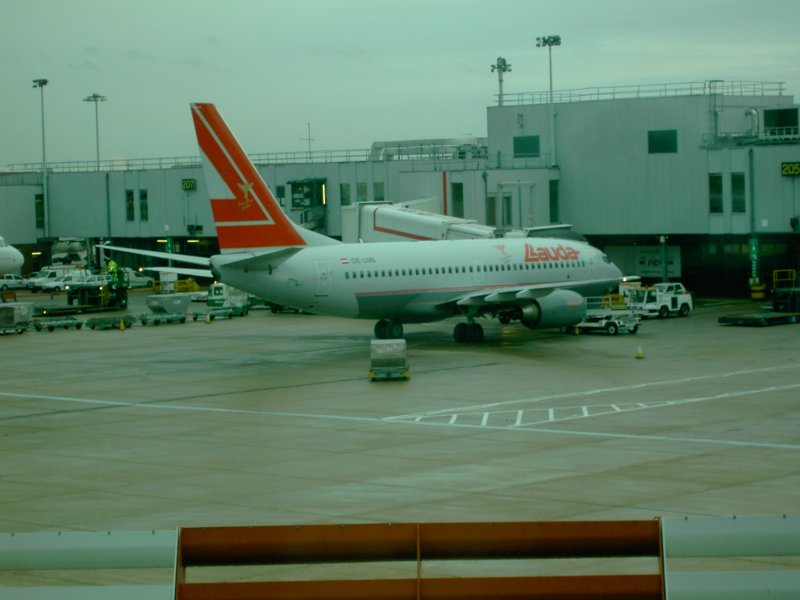 Boeing 737 der Lauda Air in London Heathrow.(Oktober 2005) 