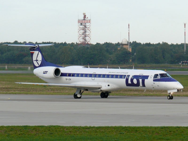 LOT Embraer SP-LGH rollt in Berlin TXL am 16.09.2007 zum Start zur Rwy 26L