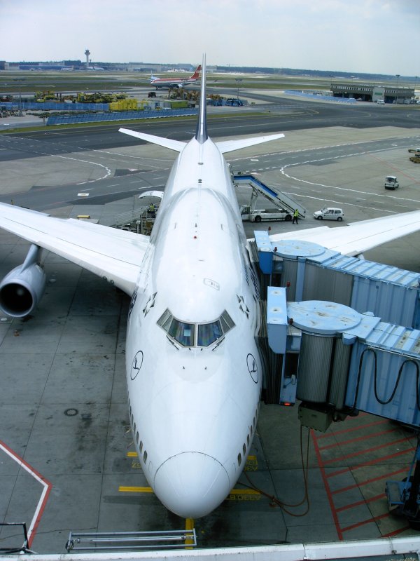 Lufthansa-Boeing 747-400 am Terminal 1 des Frankfurter Flughafens 