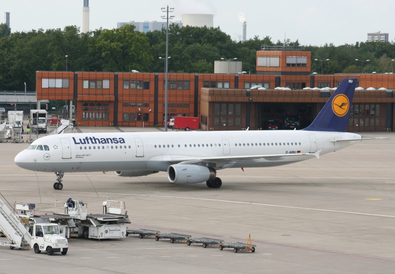 Lufthansa A 321-131 D-AIRU W�rzburg bei der Ankunft auf dem
