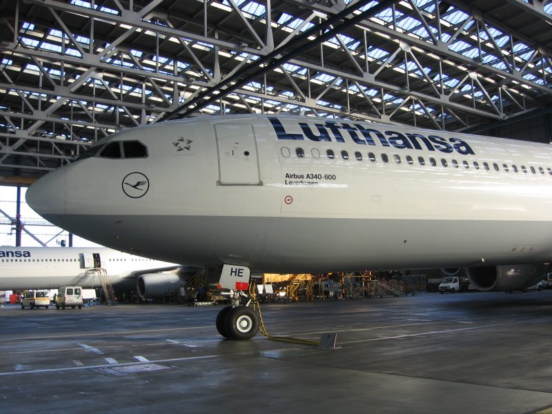 Ein Airbus A340-600 der Lufthansa wartet im Hangar 