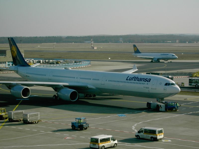 A340-600 der Lufthansa beim Pushback in Fra.(Februar2005) 