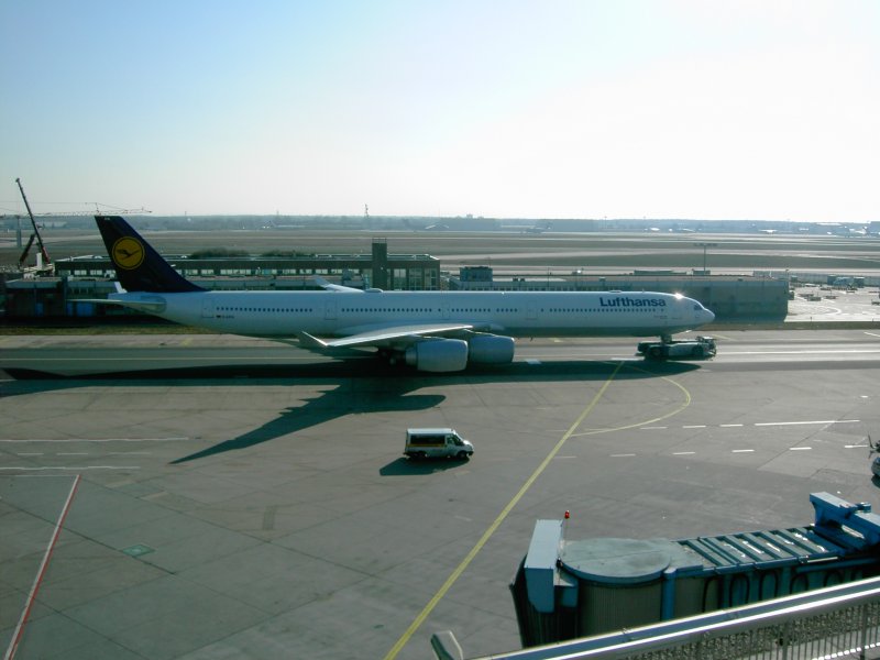 A340 -600 der Lufthansa in Fra am 05.02.05. 