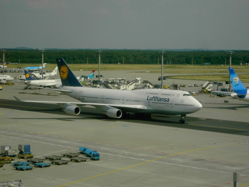 Boeing 747-400 der Lufthansa rollt zur Parkposition 