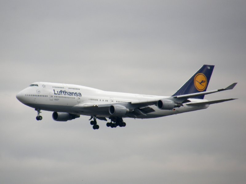 Eine Boeing 747 der Lufthansa bei der Landung in Frankfurt