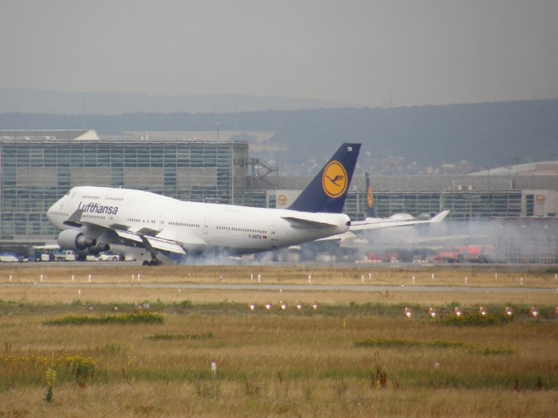 Eine Lufthansa Boeing 747 setzt in Frankfurt (FRA) am 16.07.2008