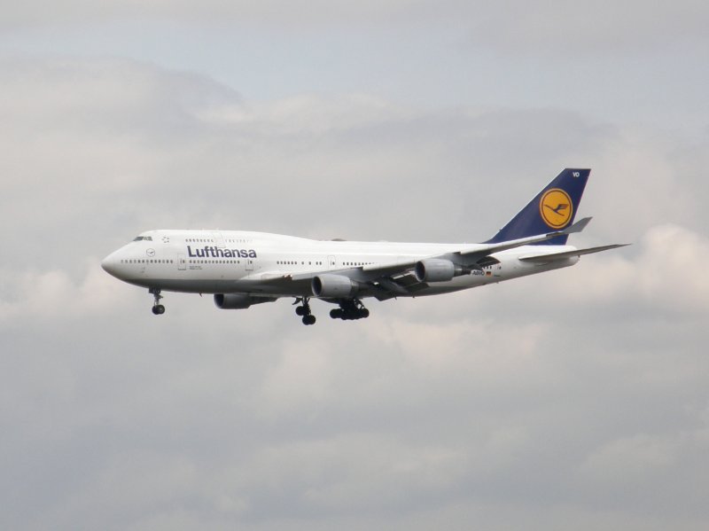 Eine Boeing 747 der Lufthansa bei der Landung in Frankfurt