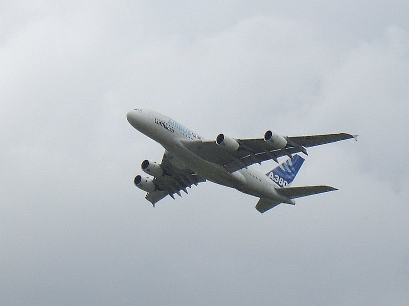 A380 beim Showflug �ber dem ILA Gel�nde 2006 in Berlin
