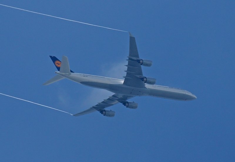 A340 der Lufthansa �ber ETSI,Manching,Germany  