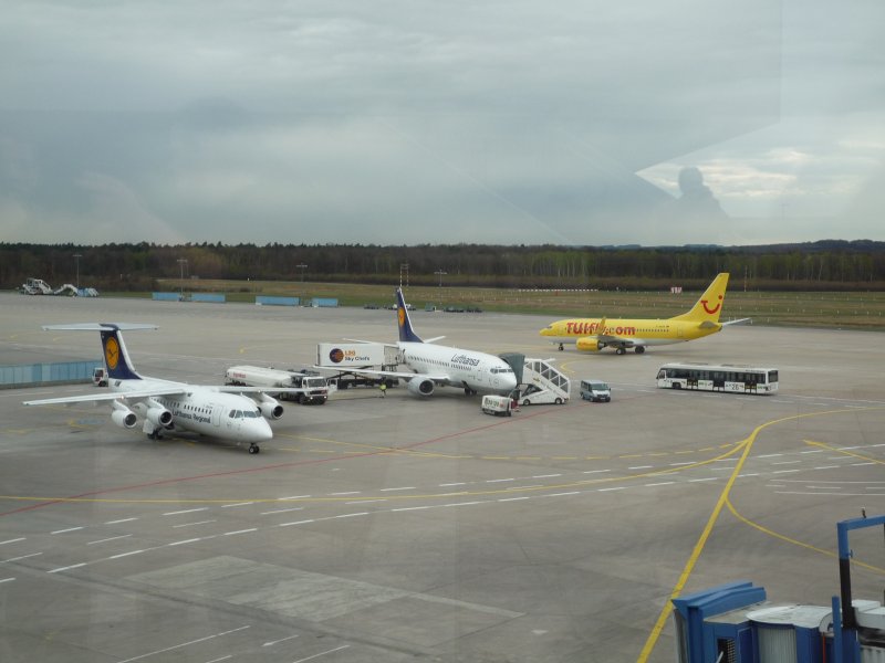 Lufthansa B 737-300, Lufthansa Avro RJ85 und Tuify B 737-700