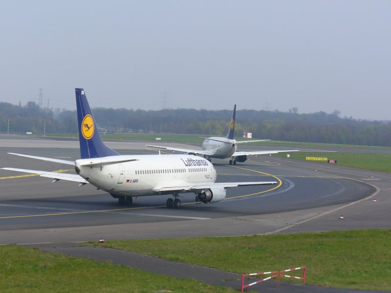 Diese beiden Maschine warten auf den Abflug, m�ssen aber auf