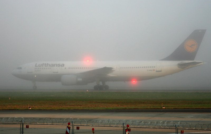 Lufthansa A 300B4-603 D-AIAH  Lindau/Bodensee  beim Start im Nebel in Berlin-Tegel am 27.09.2008 