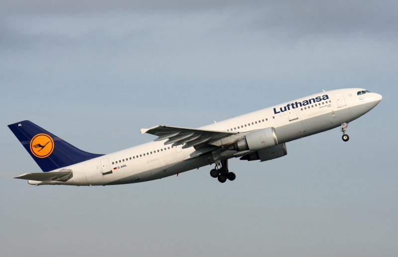 Lufthansa A 300B4-603 D-AIAL  Stade  am 03.10.2007 beim Start in Berlin-Tegel. Mittlerweile auer Dienst.