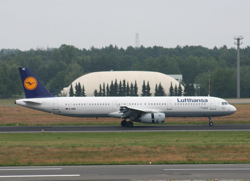 Lufthansa A 321-131 D-AIRE  Osnabrck  nach der Landung in Berlin-Tegel am 28.06.2009
