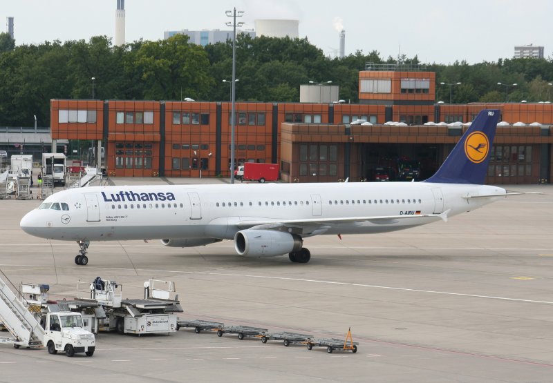 Lufthansa A 321-131 D-AIRU  Wrzburg  bei der Ankunft auf dem Flughafen Berlin-Tegel am 30.08.2009