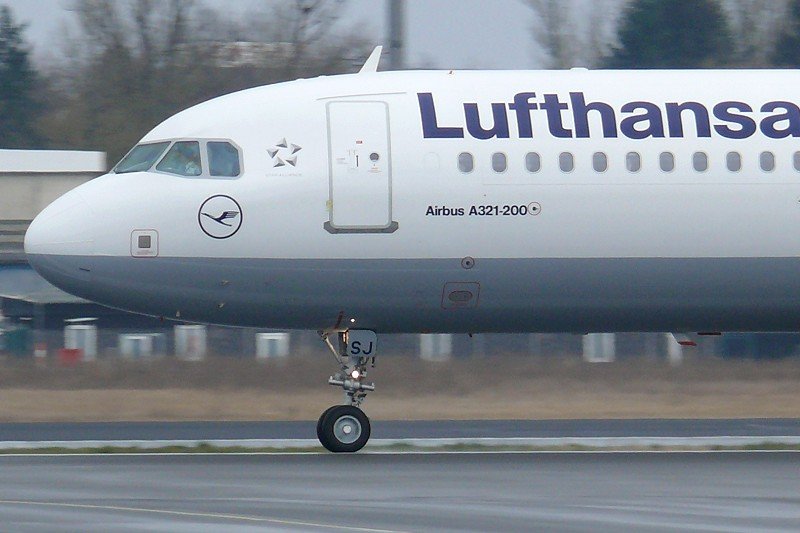 Lufthansa A 321 D-AISJ - neuer LH-Airbus - noch ohne Taufnamen - 06.04.2008 Berlin TXL - da wird sich doch eine Stadt finden lassen