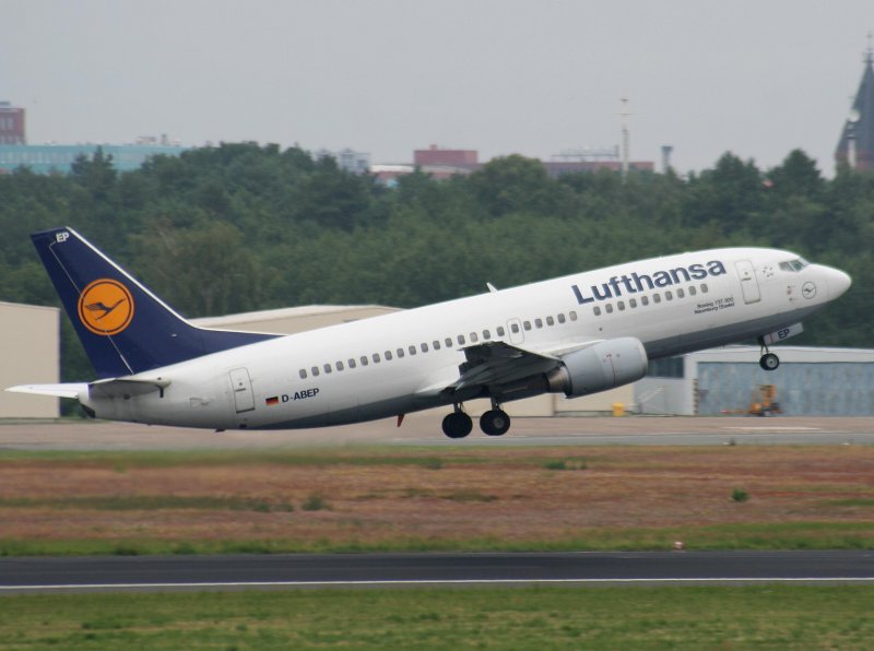 Lufthansa B 737-330 A-ABEP  Naumburg (Saale)  beim Start in Berlin-Tegel am 28.06.2009
