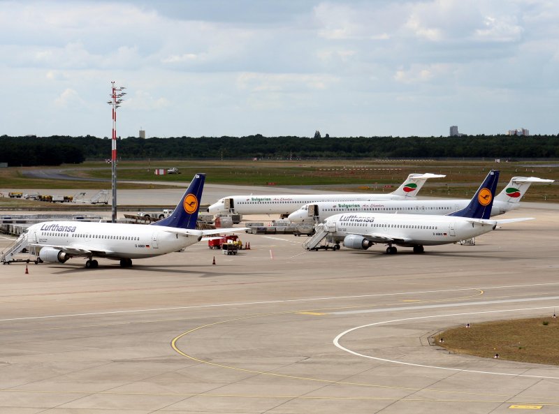 Lufthansa B 737-330 D-ABEH und D-ABES zusammnen mit Bulgarian Air Charter McDonnel Douglas MD 82 LZ-LDF und LZ-LDY am 14.08.2009 auf dem Flughafen Berlin-Tegel- Die LZ-LDY kam als Ersatzmaschine fr die defekte LZ-LDF.