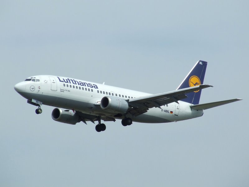 Lufthansa Boeing 737-300  Neuss  (D-ABXL) bei der Landung in Frankfurt am Main am 07.08.2008.