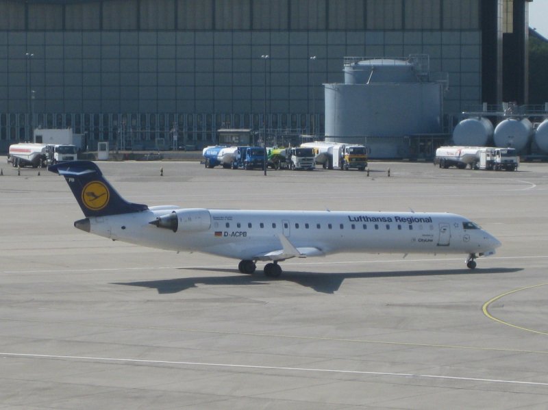 Lufthansa CityLine-Canadair CRJ900 auf dem Weg zur Runway 08R des Flughafens Berlin-Tegel