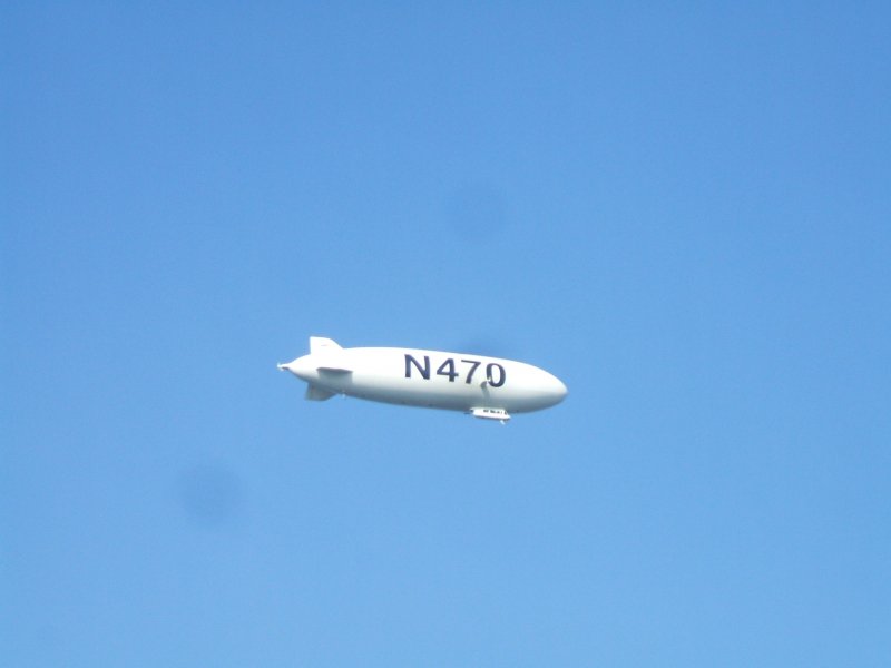 Luftschiff Zeppelin mit Aufschrift  N 470  schwebt ber Schwerte.
(06.10.2007)