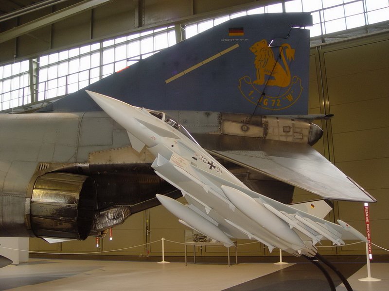Modell eines Eurofighter (Typhoon) vor dem realen Leitwerk einer McDonnel