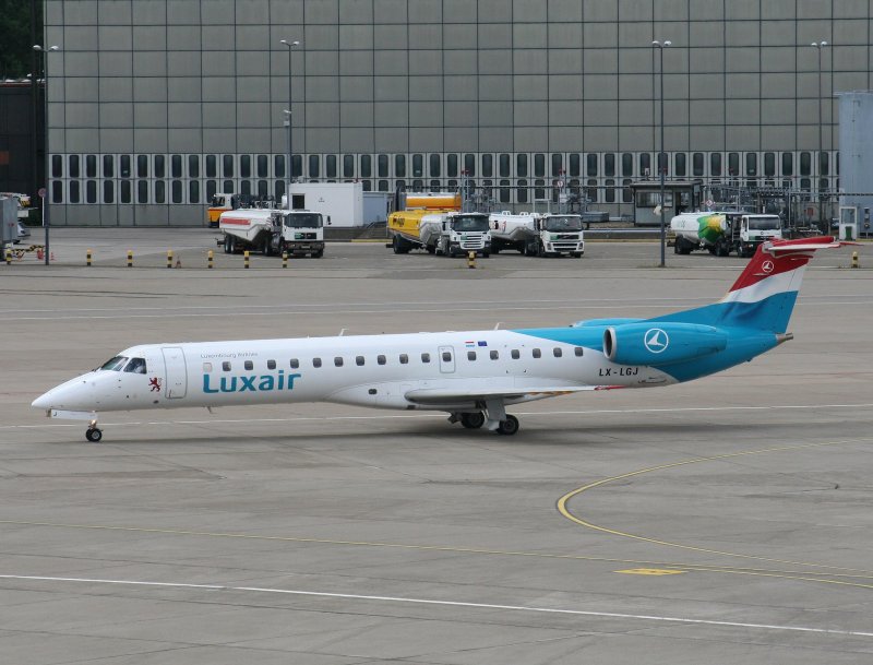 Luxair Embraer ERJ 145LU LX-LGJ bei der Ankunft auf dem Flughafen Berlin-Tegel am 14.08.2009