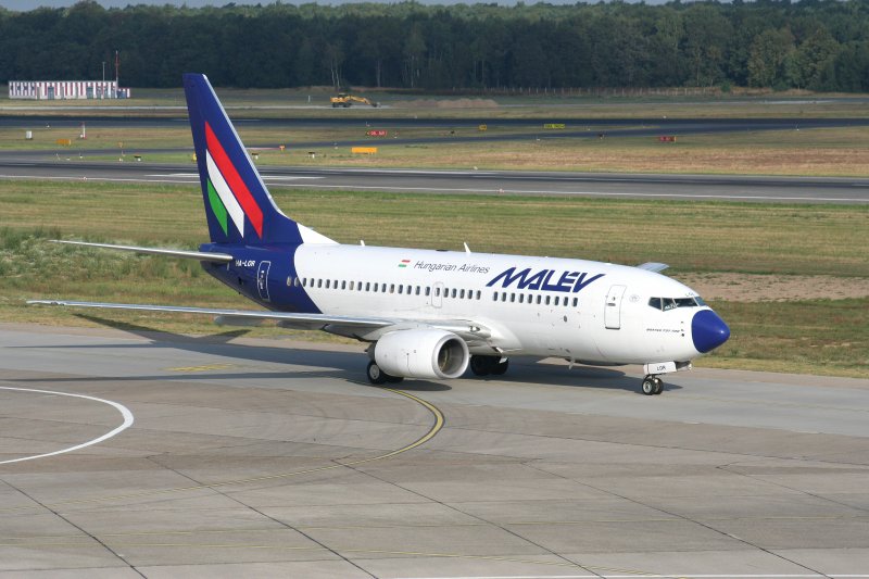 Malev B 737-7Q8 HA-LOR bei der Ankunft auf dem Flughafen Berlin-Tegel am 12.09.2009