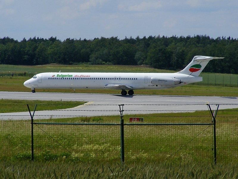 MD-82 LZ-LDK der Bulgarian Air Charter steht startklar auf der Runway in Dresden. Ziel von Flug BUC7106 ist Burgas. (7.6.2009)