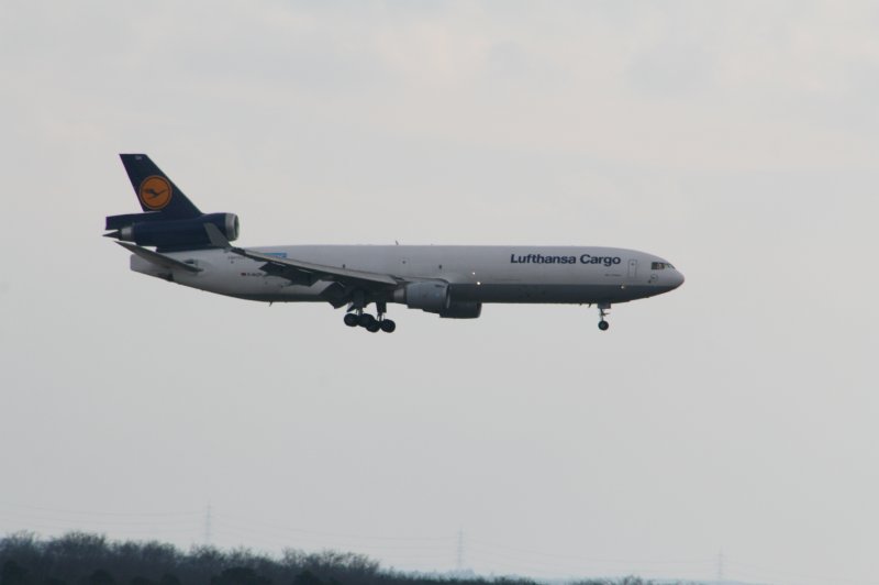 MD11 der Lufthansa Cargo bei der Landung auf den Flughafen Frankfurt/Main.