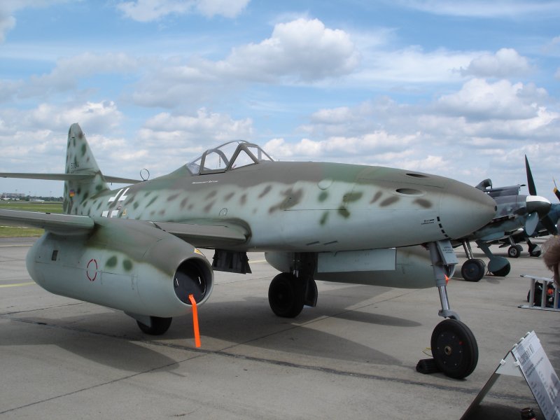 Me 262(amerikanischer Nachbau )des ersten serienmig gebauten Dsenjgers der Welt, von Messerschmit in Deutschland,
geflogen zur ILA in Berlin 2006