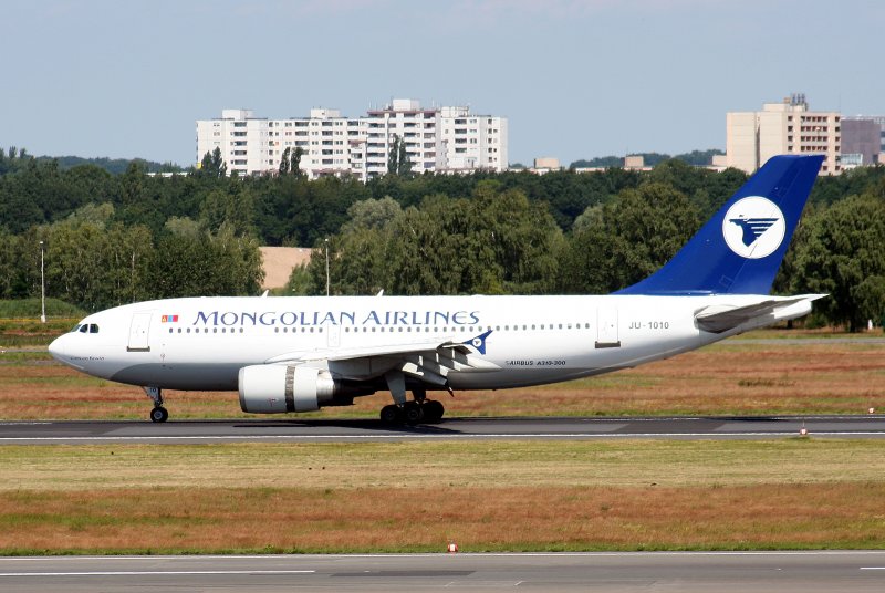 Miat Mongolian Airlines A 310-304 JU-1010   Chinggis Khaan  nach der Landung in Berlin-Tegel am 14.06.2009